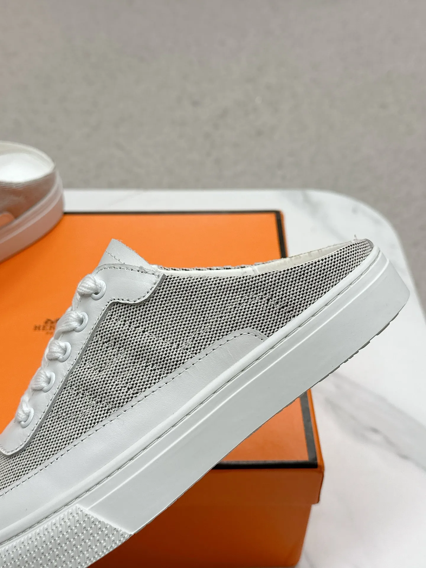 👟👟Ex-factory price 580👟👟 Men's size +10 [HERMES] H-lace slip-on sneakers, sneakers with empty back, white shoes, casual slippers and half-drags. 👉The craftsmanship is exquisite, and new products are released at the counter at the same time. Every detail of the shoes is made with special care, which is quite eye-catching. The elegant splicing elements highlight the good temperament! 🔻Fashionable fly woven lace-up method adds a casual atmosphere and exquisite lines, which can better reflect the family-style design language and intersperse exquisite lines. ✨✨The upper is made of imported cow suede/imported canvas, the lining is made of imported mixed sheepskin, and the original custom-made rubber outsole. 🐎Size: 35-40 for women, 39-44 for men (41 for women, 45 for men, can be customized, non-refundable)